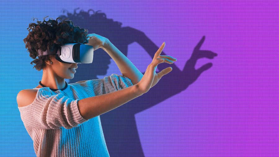 戴著VR頭戴式顯示器的人對著色彩繽紛的數位牆做手勢，背後投射出陰影。
