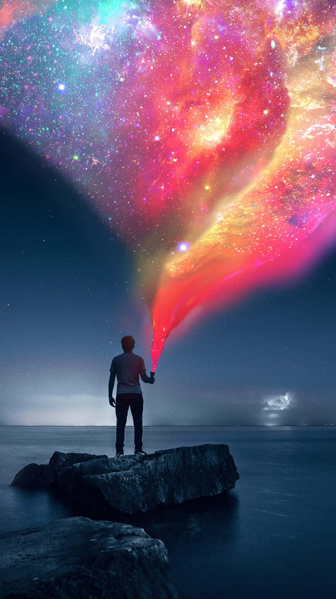 夜晚，一個人手持發光的心形星雲，懸於海洋之上