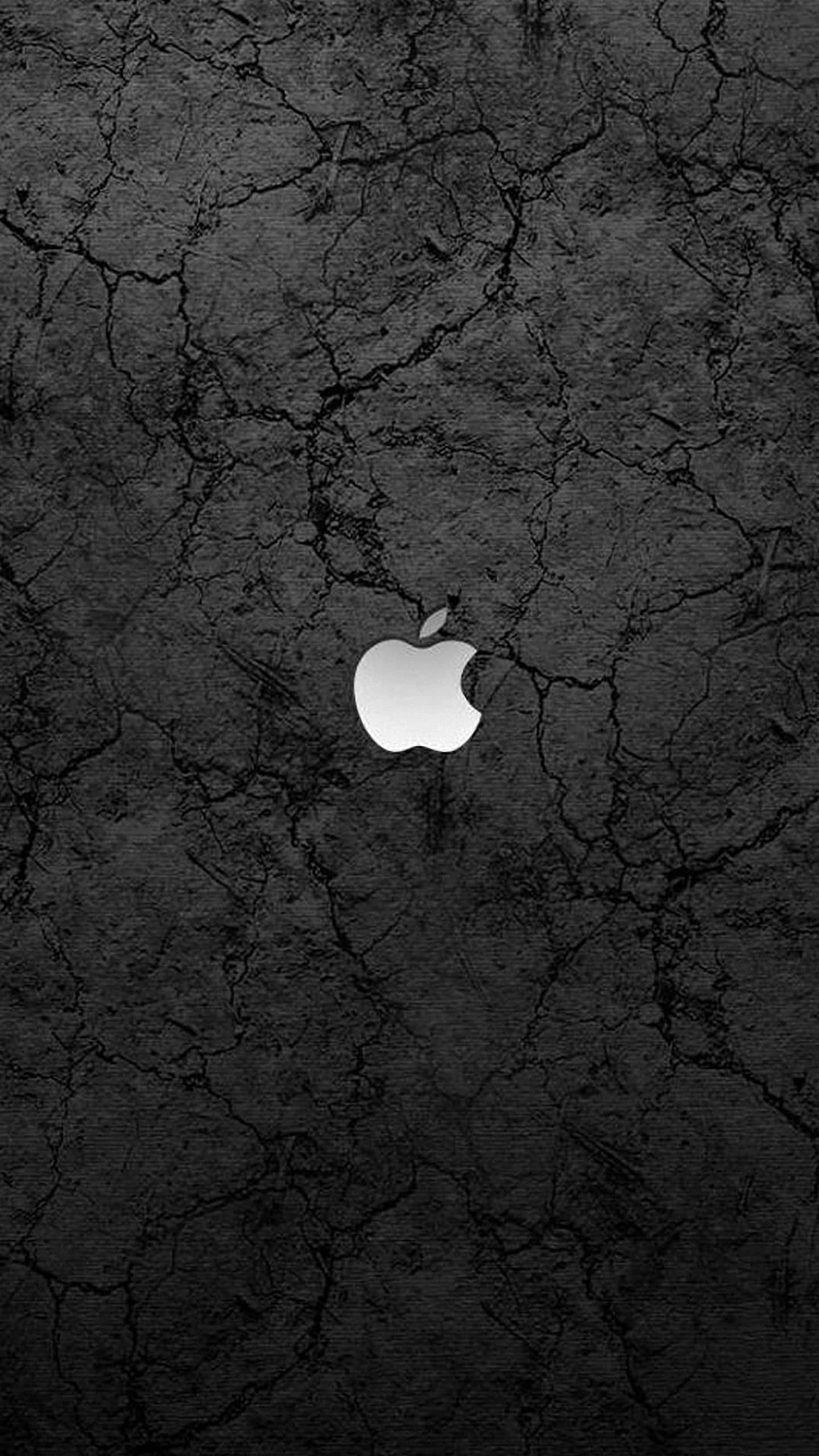 探索這款時尚黑白 iPhone！ 壁紙 — 一個時尚的銀色Apple標誌，居中在裂紋黑色混凝土紋理上。