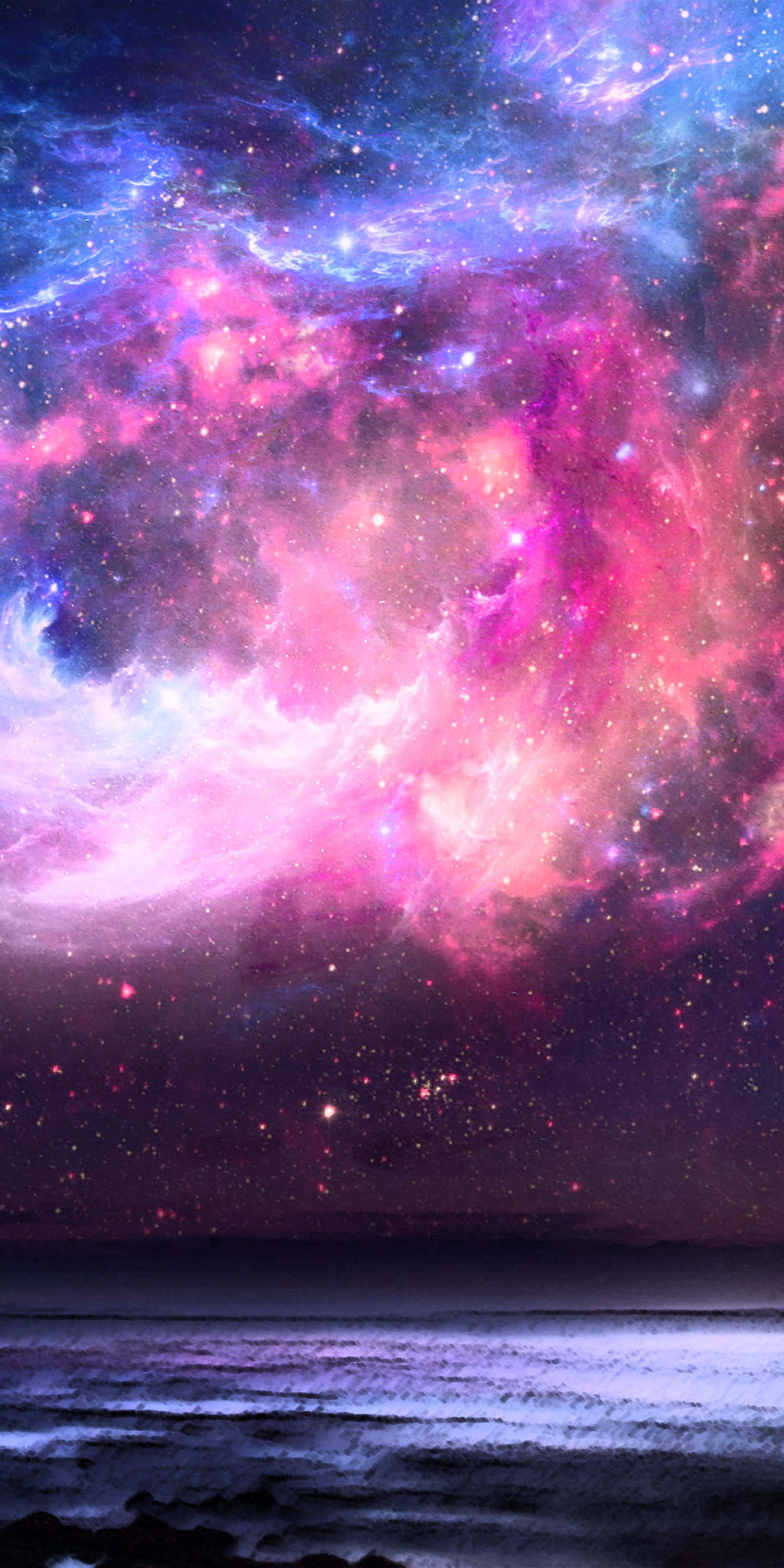 探索這片夢幻粉紅太空的多彩地平線 壁紙 — 一個宇宙星雲，帶有粉紅色、紫色和藍色的雲朵，漂浮在星空下黑暗的海洋之上。