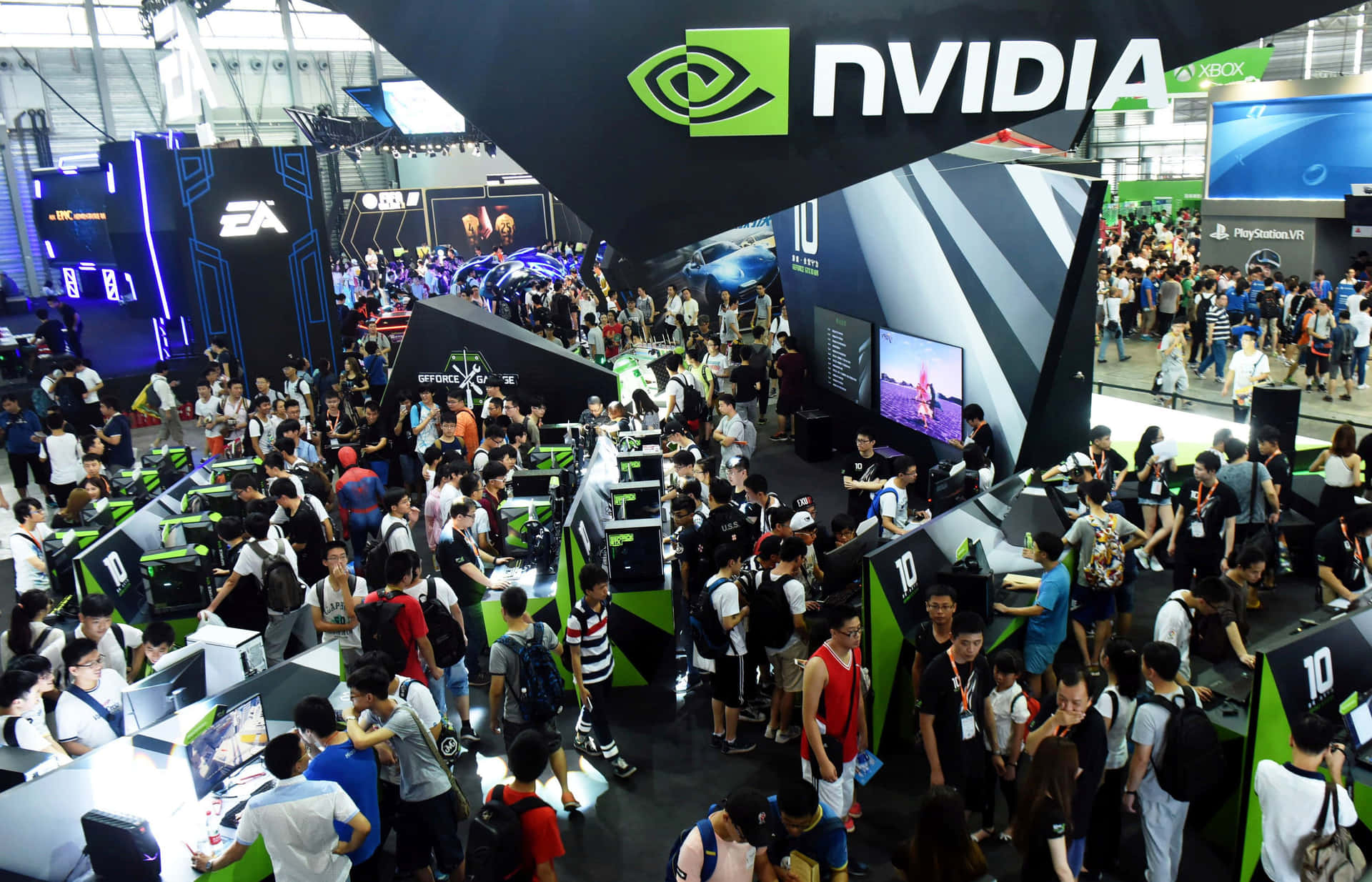 遊戲展會上的人群，設有NVIDIA和EA展位。