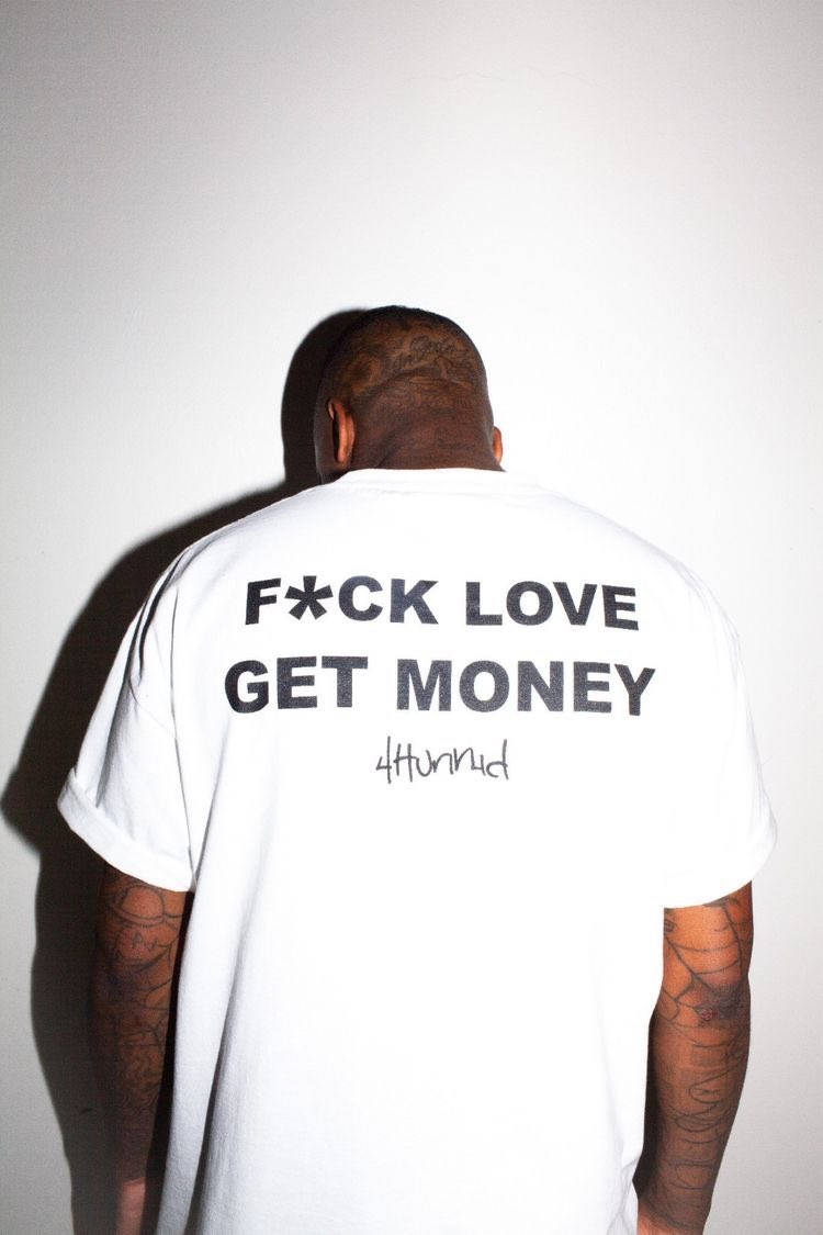 男人身穿白色T恤，上面有粗體黑色文字「F*CK LOVE GET MONEY」和簽名