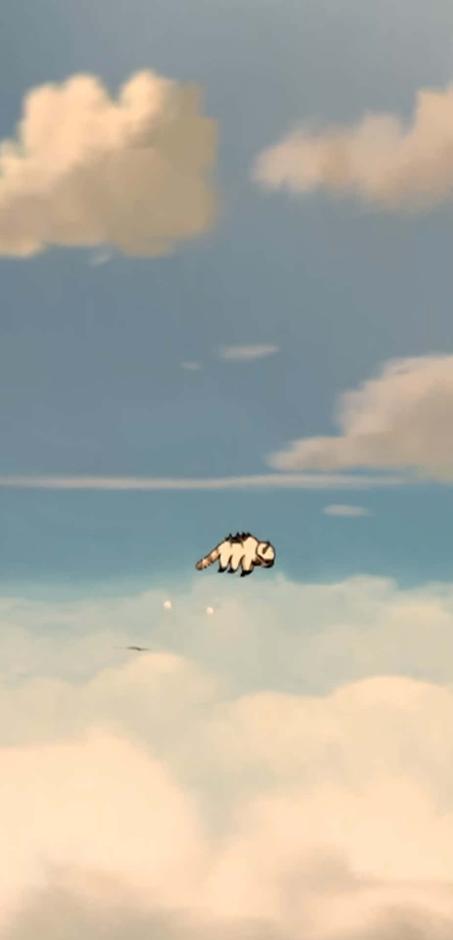 一隻卡通動物喺藍天嘅雲上面漂浮。