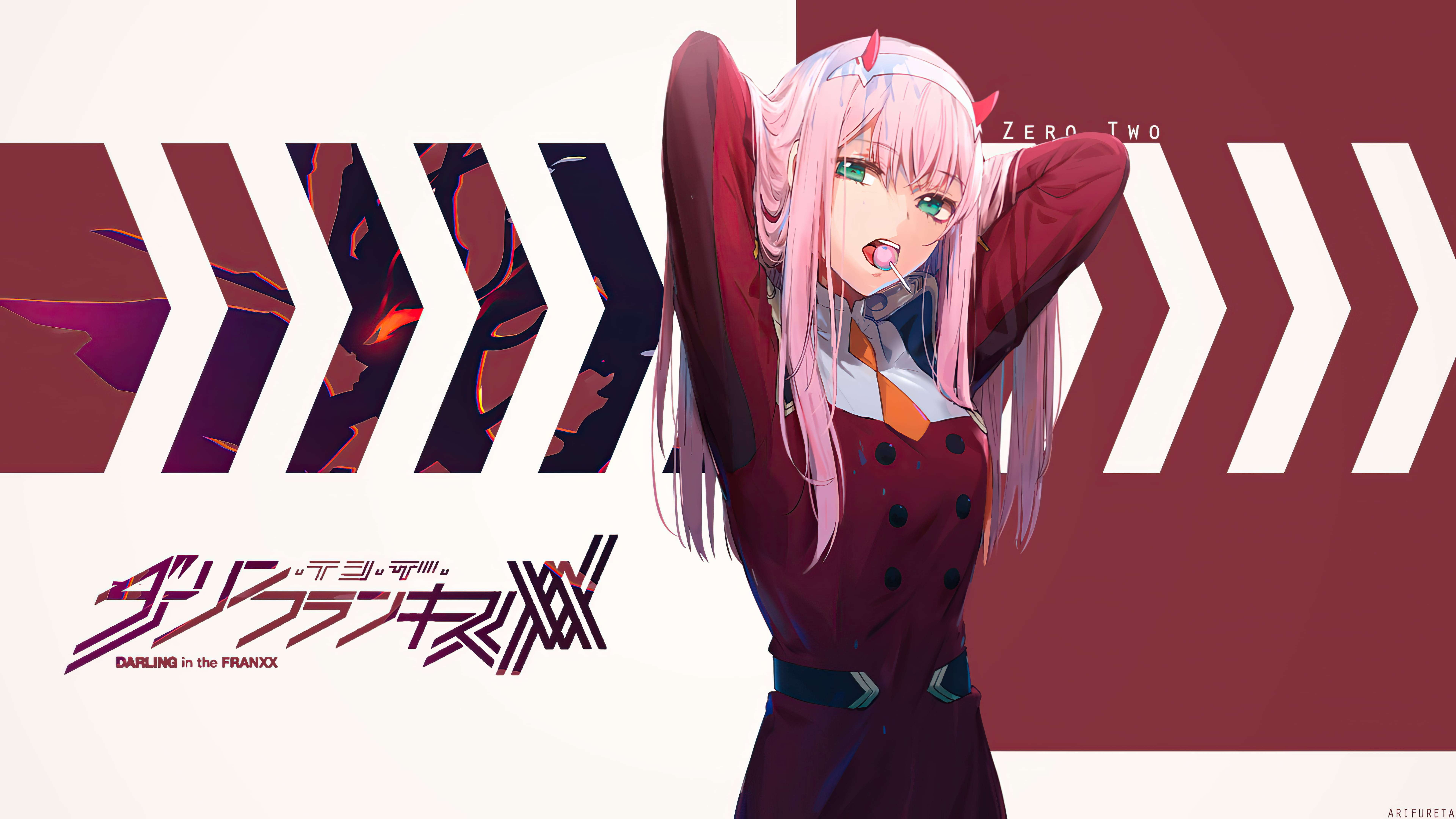 動漫女孩 Zero Two 穿著栗色外套，粉紅色頭髮和綠色眼睛，在風格化背景前擺姿勢。