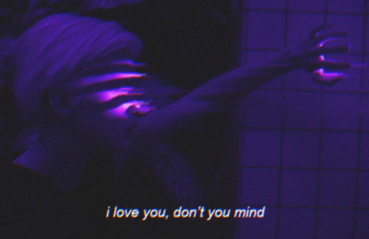 一個人在紫色燈光房間中伸出手，帶有故障效果和文字 i love you don't you mind。