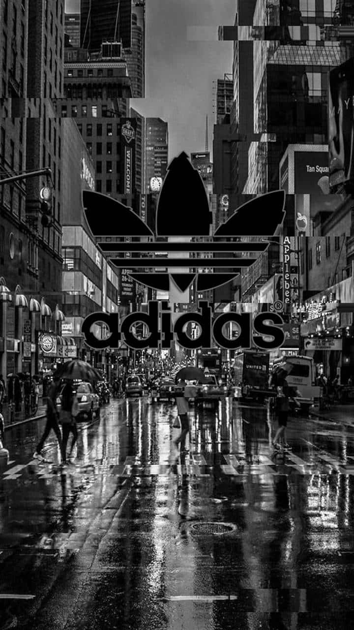 黑白城市街道，帶有雨水倒影及大型Adidas標誌疊加。