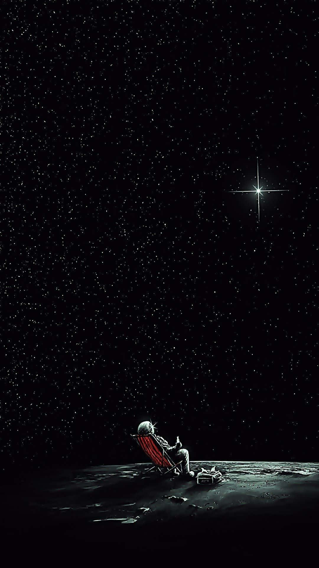 太空人在月球上坐紅色椅子仰望夜空中的明亮星星
