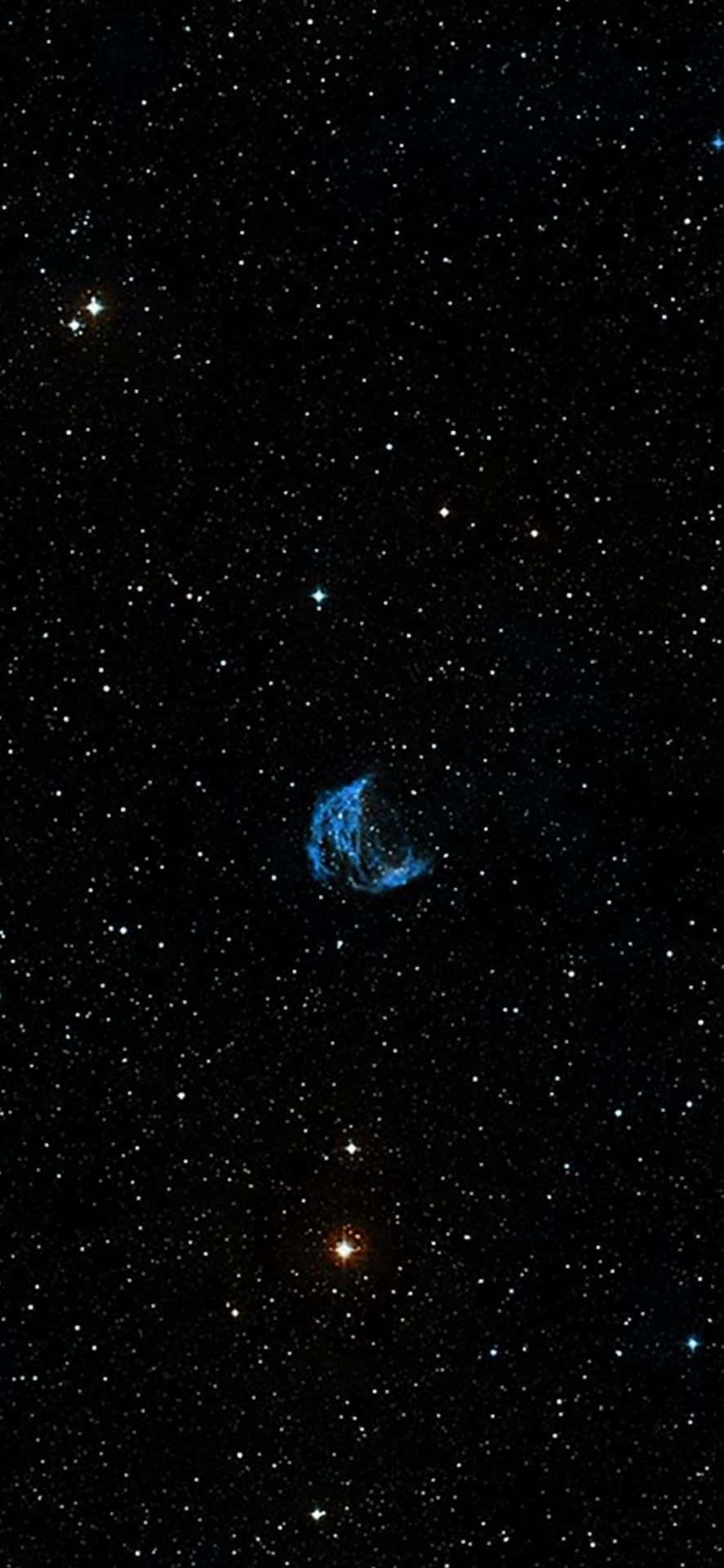 深空中被無數恆星環繞的藍色星雲。