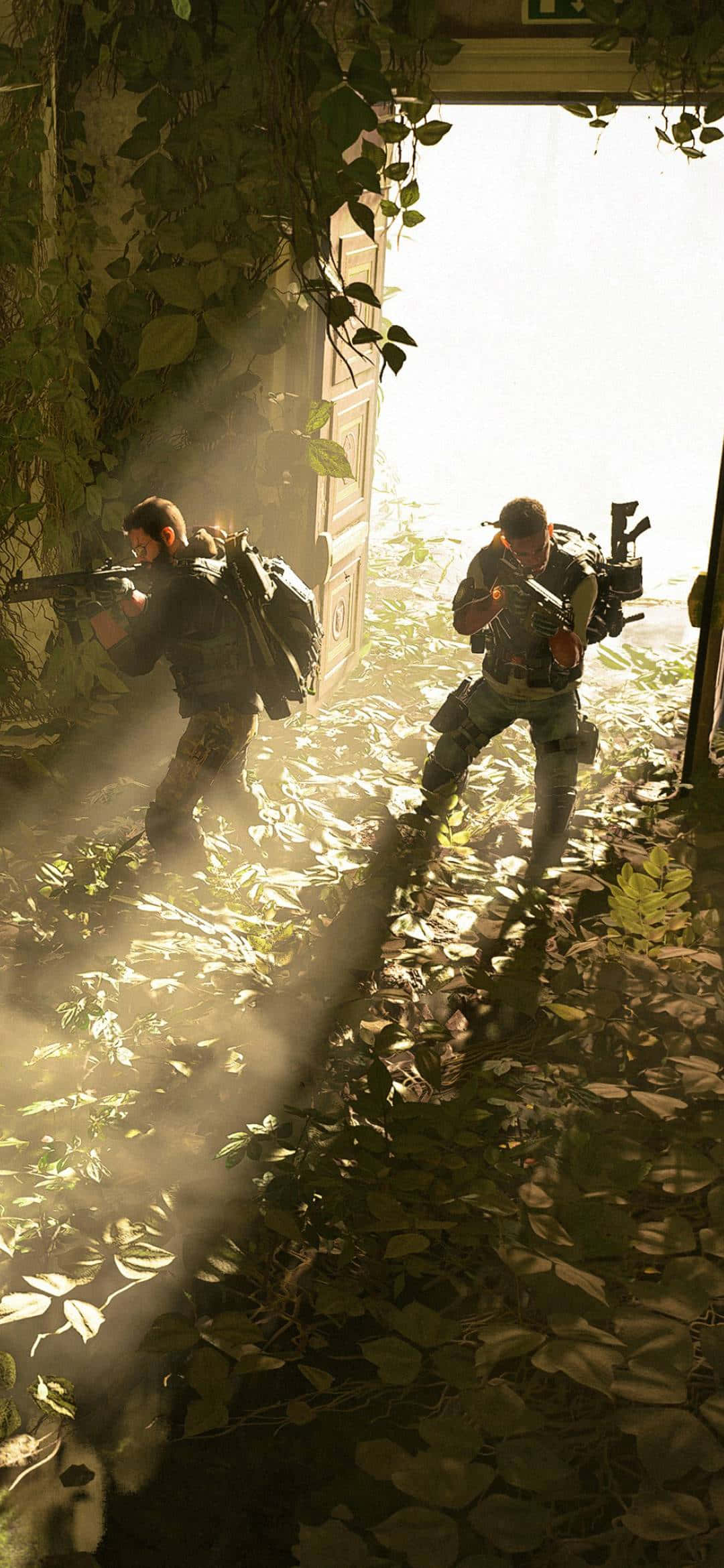 探險 Android：The Division 背景 壁紙 — 兩名身穿戰術裝備的士兵穿過一個陽光普照、雜草叢生的門口，樹葉和灰塵在光束中旋轉。