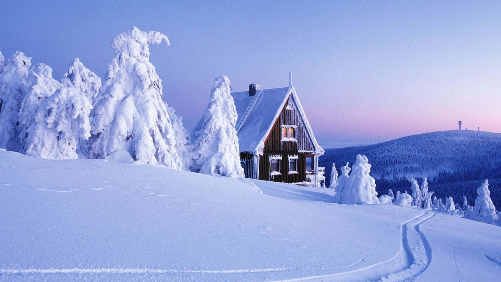 暮色中白雪覆蓋的山景小屋與滑雪道