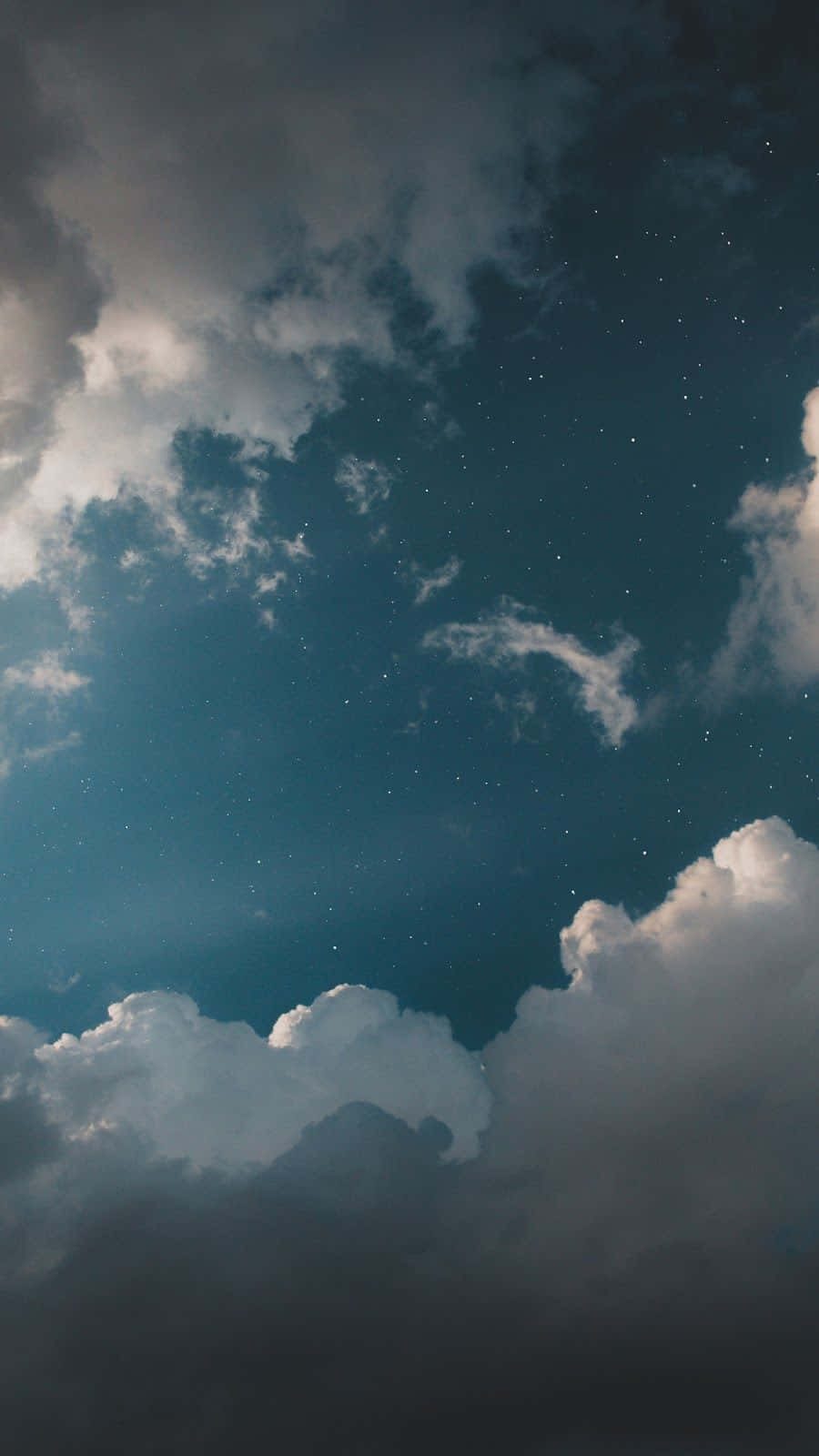 繁星點點的夜空，飄動的雲朵和閃爍的星星。