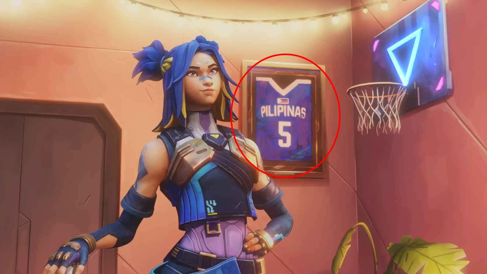 Fortnite角色在一個有籃球框和裱框球衣的房間裡。