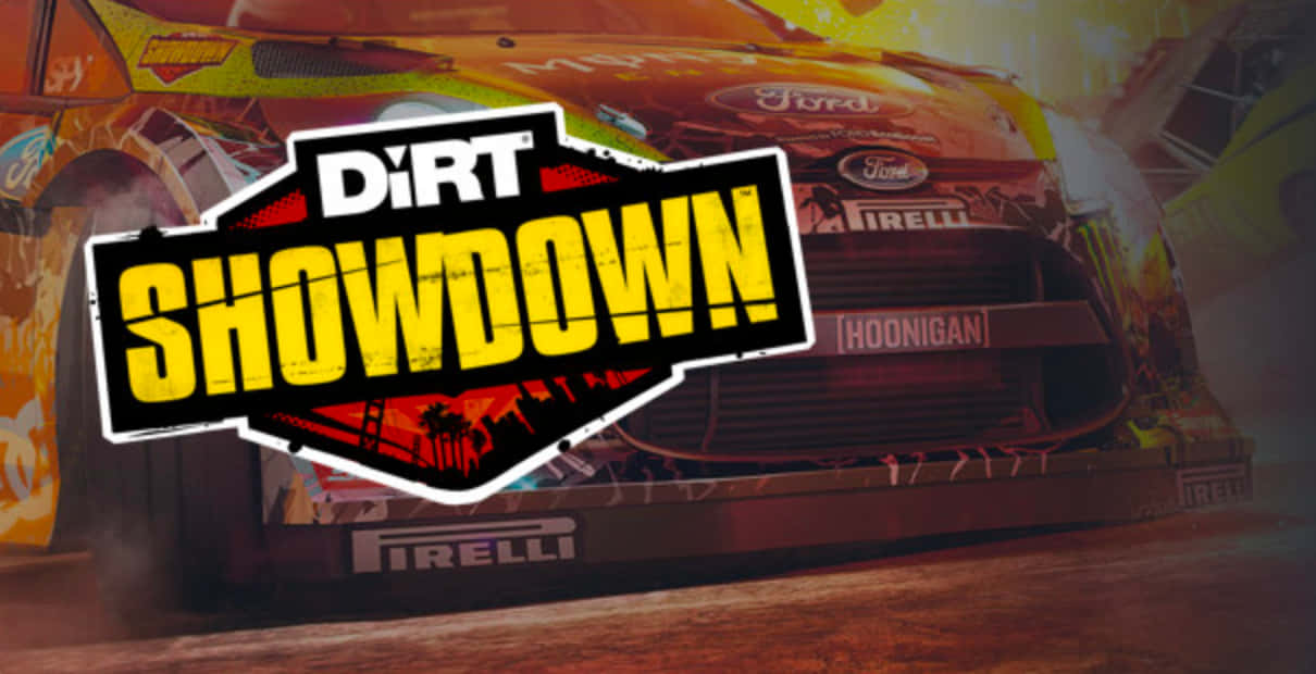 賽車遊戲標誌 DiRT Showdown 覆蓋在泥土賽道上的福特拉力賽車上。