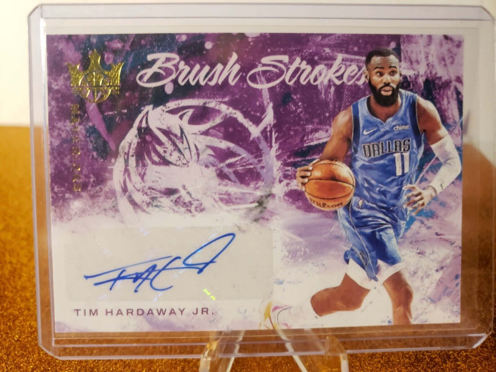 提姆·哈達威 Jr. 筆觸畫家 壁紙 — Tim Hardaway Jr. 身穿達拉斯獨行俠球衣，在充滿活力的紫色筆觸背景前運球，下方有他的簽名。