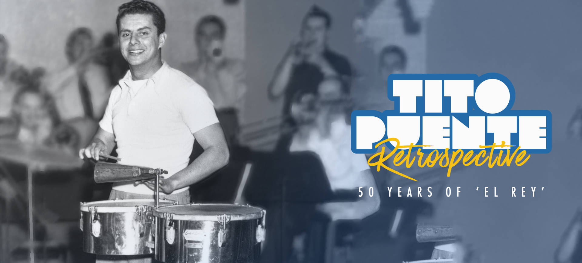 Tito Puente 在現場音樂會中與樂隊和觀眾一起演奏康加鼓。