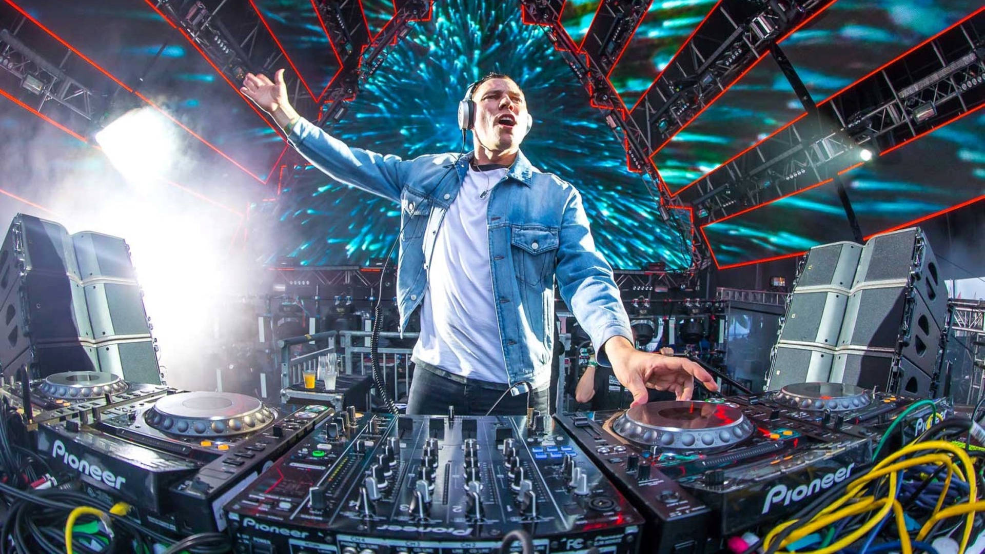 DJ在音樂會上使用激光燈和Pioneer唱盤表演。
