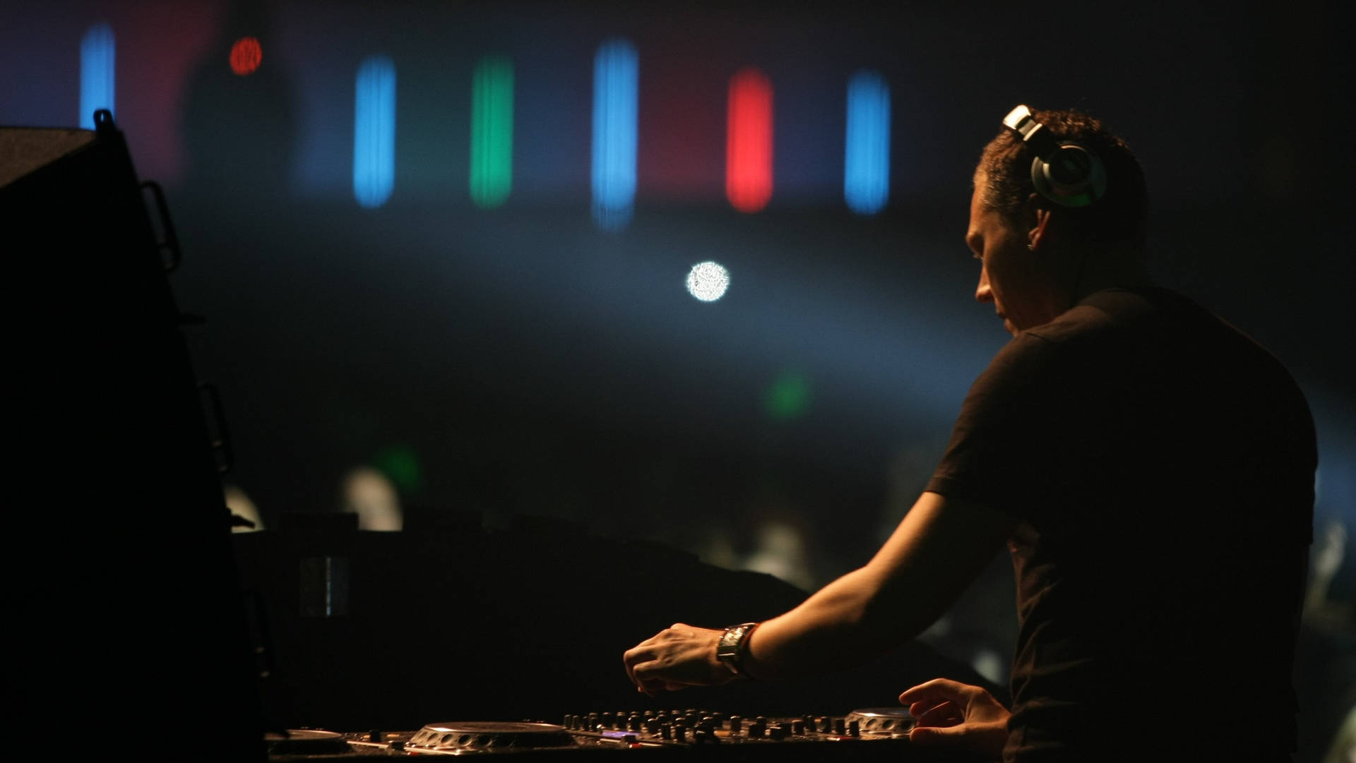 DJ在音樂會上表演，舞台燈光色彩繽紛。