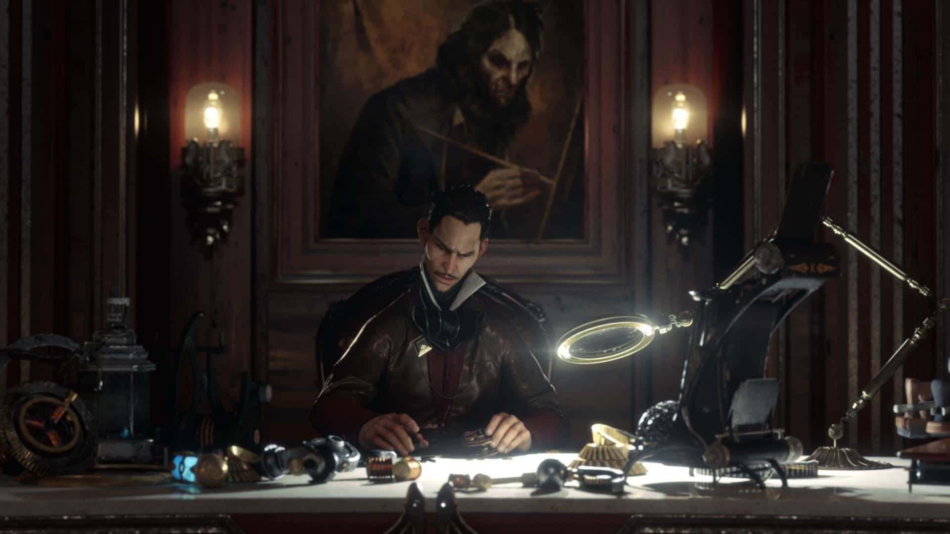 揭開《Dishonored 2》的魔法之謎——令人驚嘆的遊戲背景 壁紙 — 一個穿著皮褸的男人在燈光昏暗、木質鑲板的書房裡，用放大燈仔細檢查一個小物件。