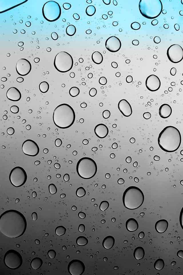 玻璃上的雨滴，背景為藍色到灰色漸變