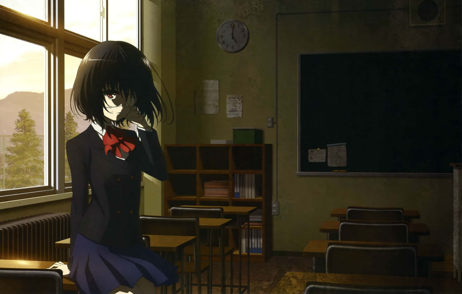 動漫女孩穿著校服，獨自站在夕陽下的空教室裡。