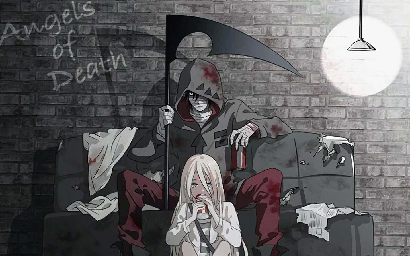 揭開《死神天使》中瑞秋·加德納的謎團 壁紙 — 一個手持血淋淋鐮刀的死神坐在破爛的沙發上，旁邊是一個受驚的金髮女孩，在一個昏暗的磚房裏。