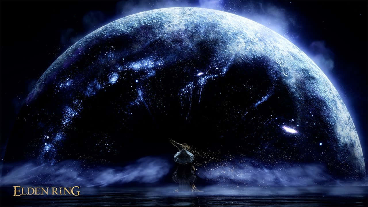 一個孤獨的戰士站在一顆巨大發光的藍色行星前，處於宇宙場景中。 — 艾爾登法環 壁紙