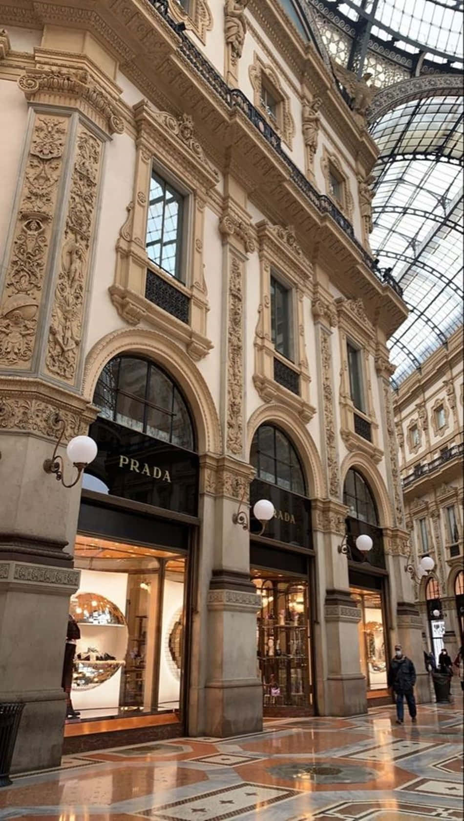 豪華購物拱廊，擁有華麗建築和 Prada 商店。
