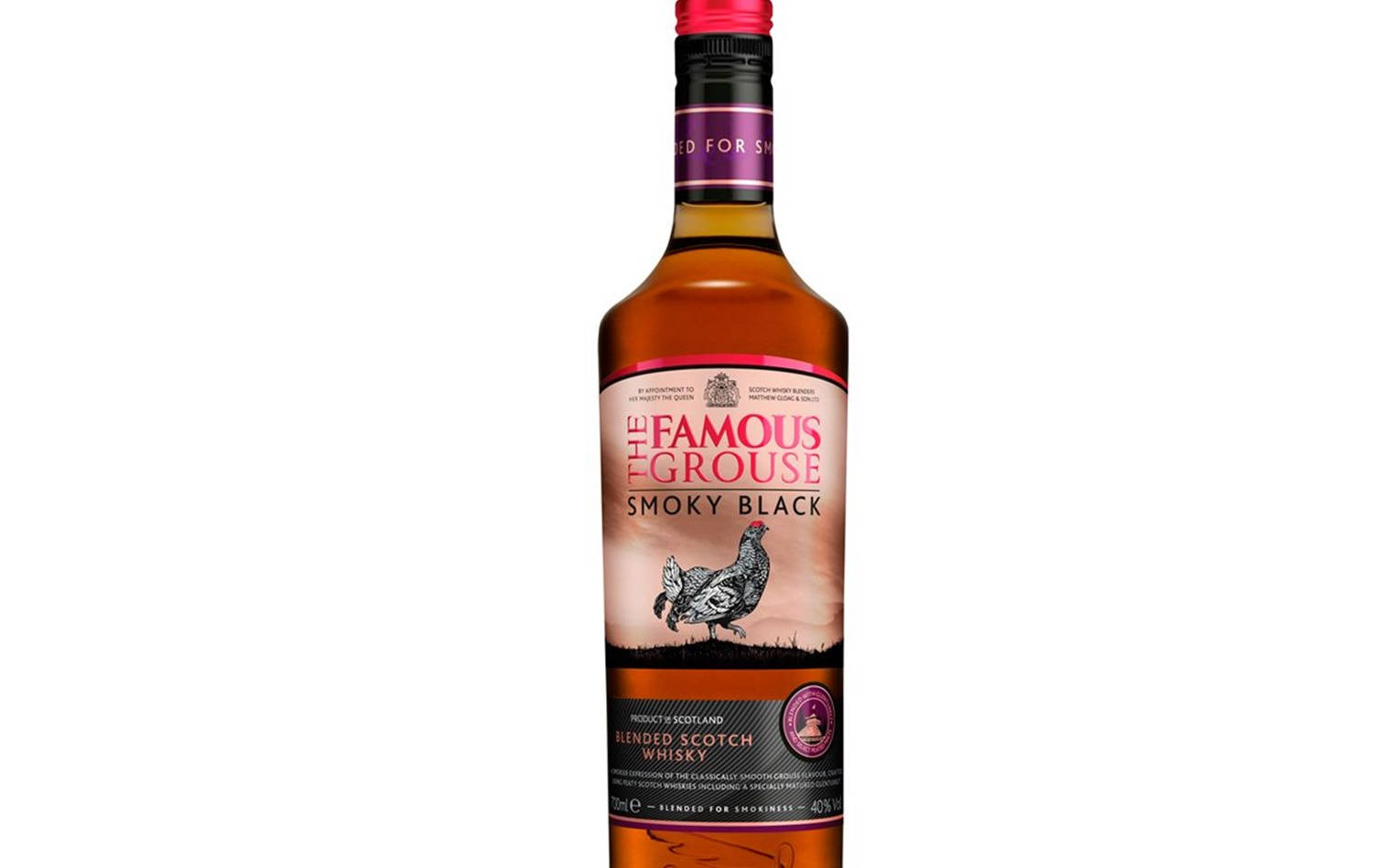 一瓶帶有粉紅色和紅色品牌標識的 Famous Grouse Smoky Black 威士忌。