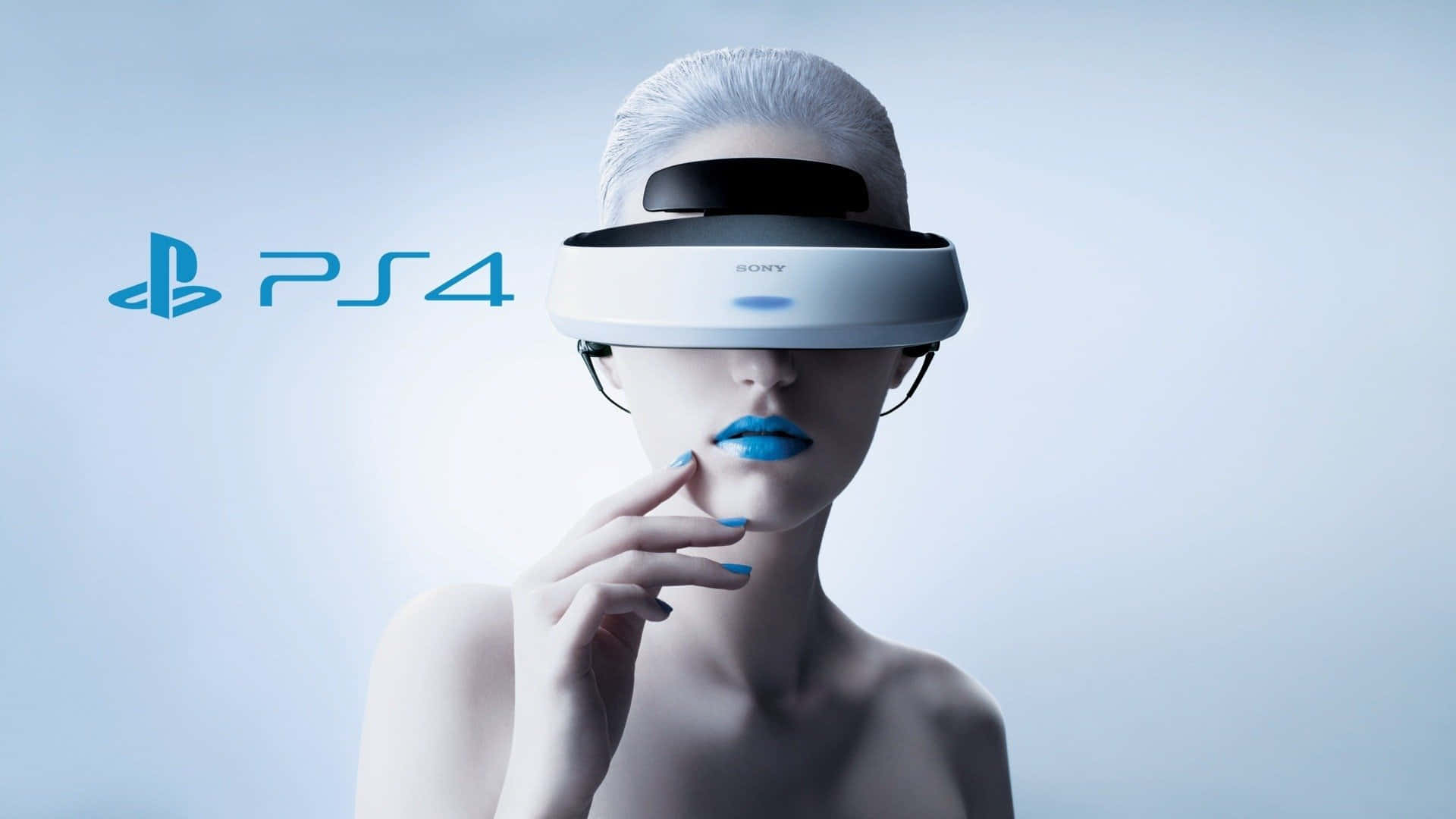 在攝影棚環境中，佩戴PlayStation VR頭戴式裝置、藍唇銀髮的女性。