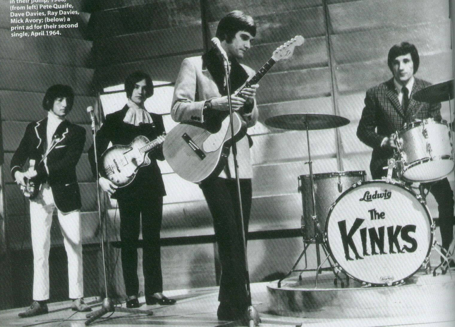 搖滾傳奇 - The Kinks 復古攝影棚海報 壁紙 — The Kinks 樂隊在黑白復古照片中，在舞台上用結他和鼓表演。