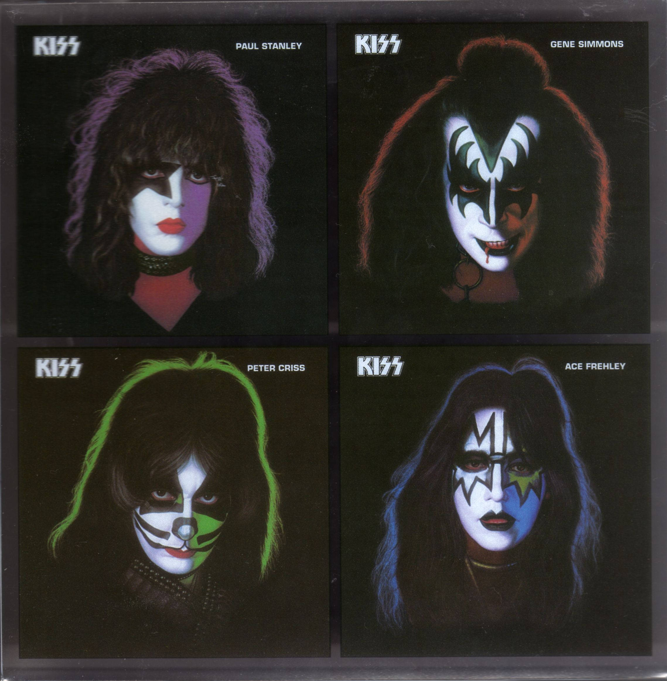 搖滾傳奇：經典KISS樂隊成員 壁紙 — 四位標誌性KISS樂隊成員，以標誌性臉部彩繪和服裝出現在黑色背景前。