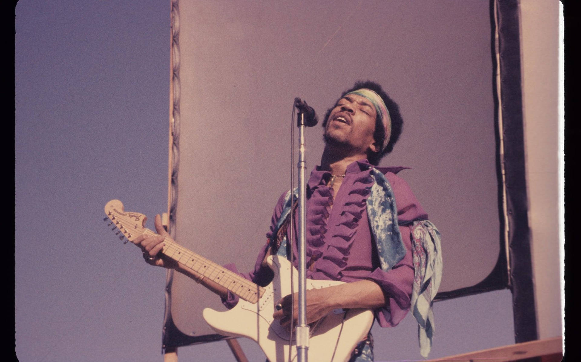 Jimi Hendrix 在舞台上閉眼彈奏電結他