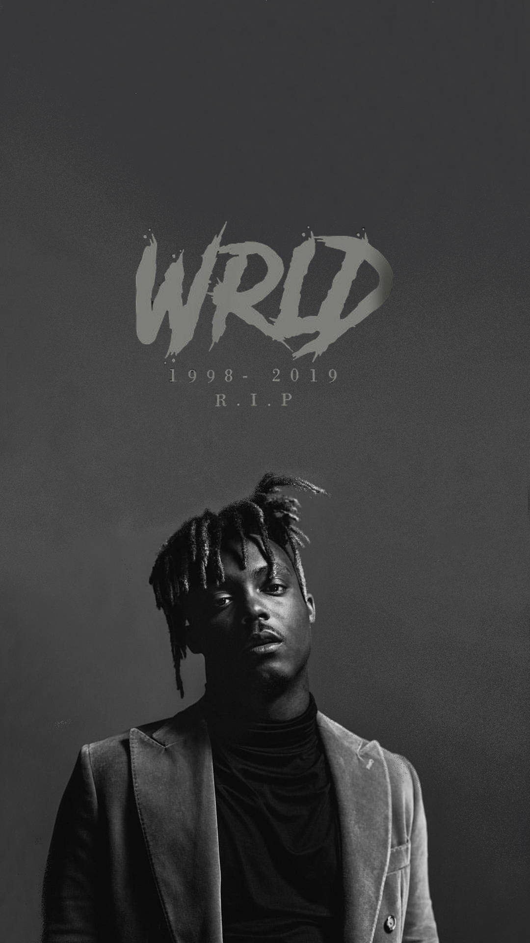 一名年輕男子留著辮子，在紀念文字WRLD 1998-2019 R.I.P.下的肖像