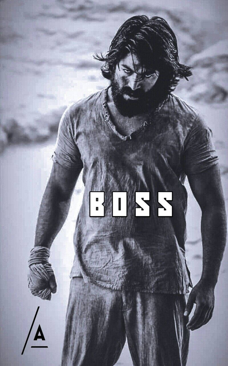 一個鬍鬚男穿著破爛衣服，眼神銳利，加上「BOSS」文字疊加。