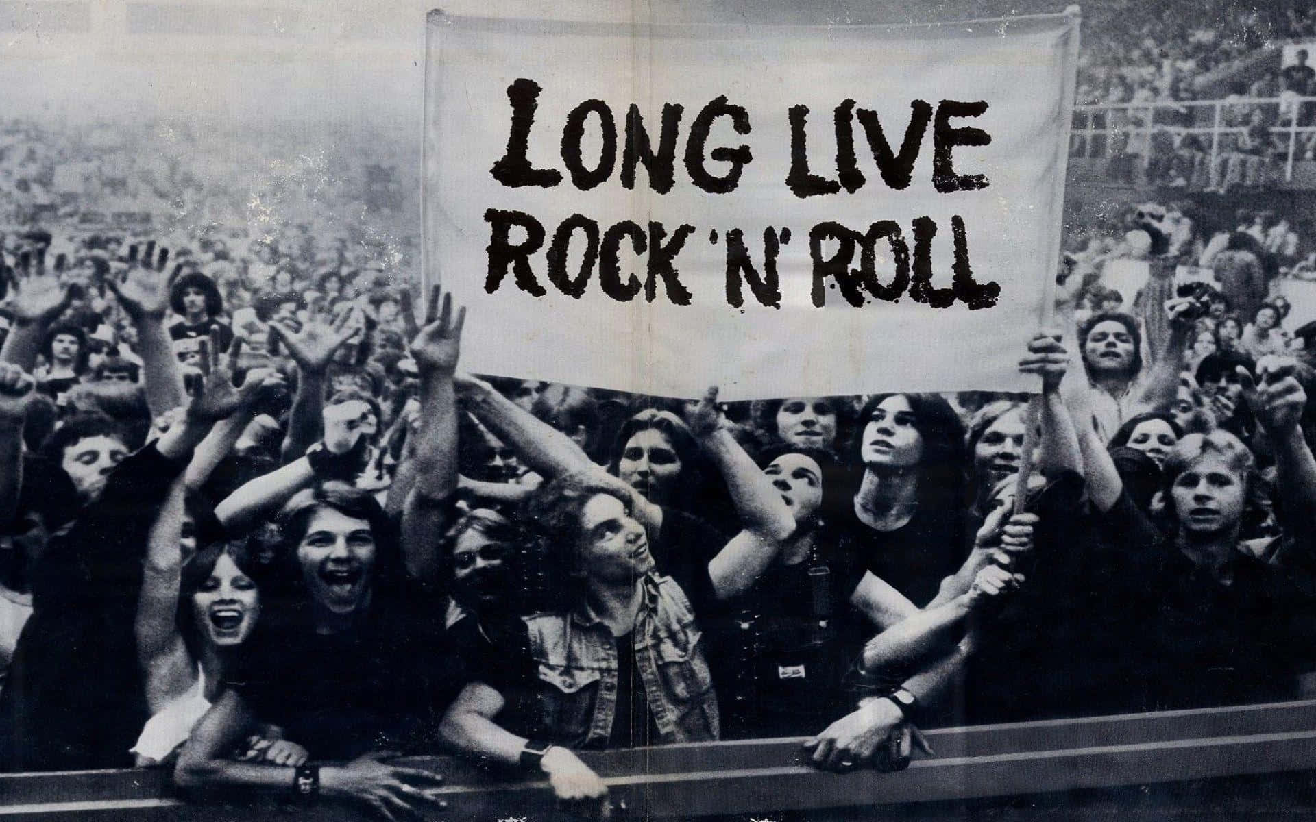 搖滾演唱會上的人群舉著long live rock n roll橫幅。