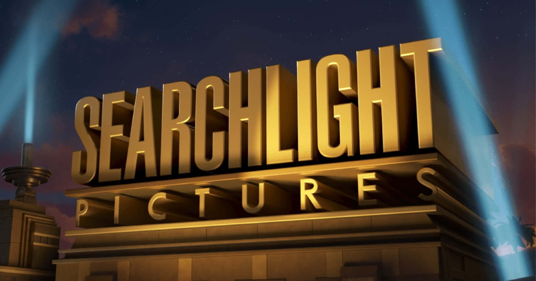 Searchlight Pictures標誌在暮色中於聚光燈下發光。