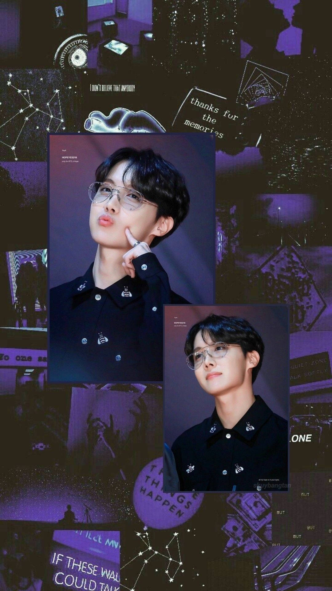 搞怪 BTS J-Hope 風格 壁紙 — 一款紫色調的拼貼牆紙，以文字和星座圖案為背景，展示兩張戴眼鏡年輕男子的照片。