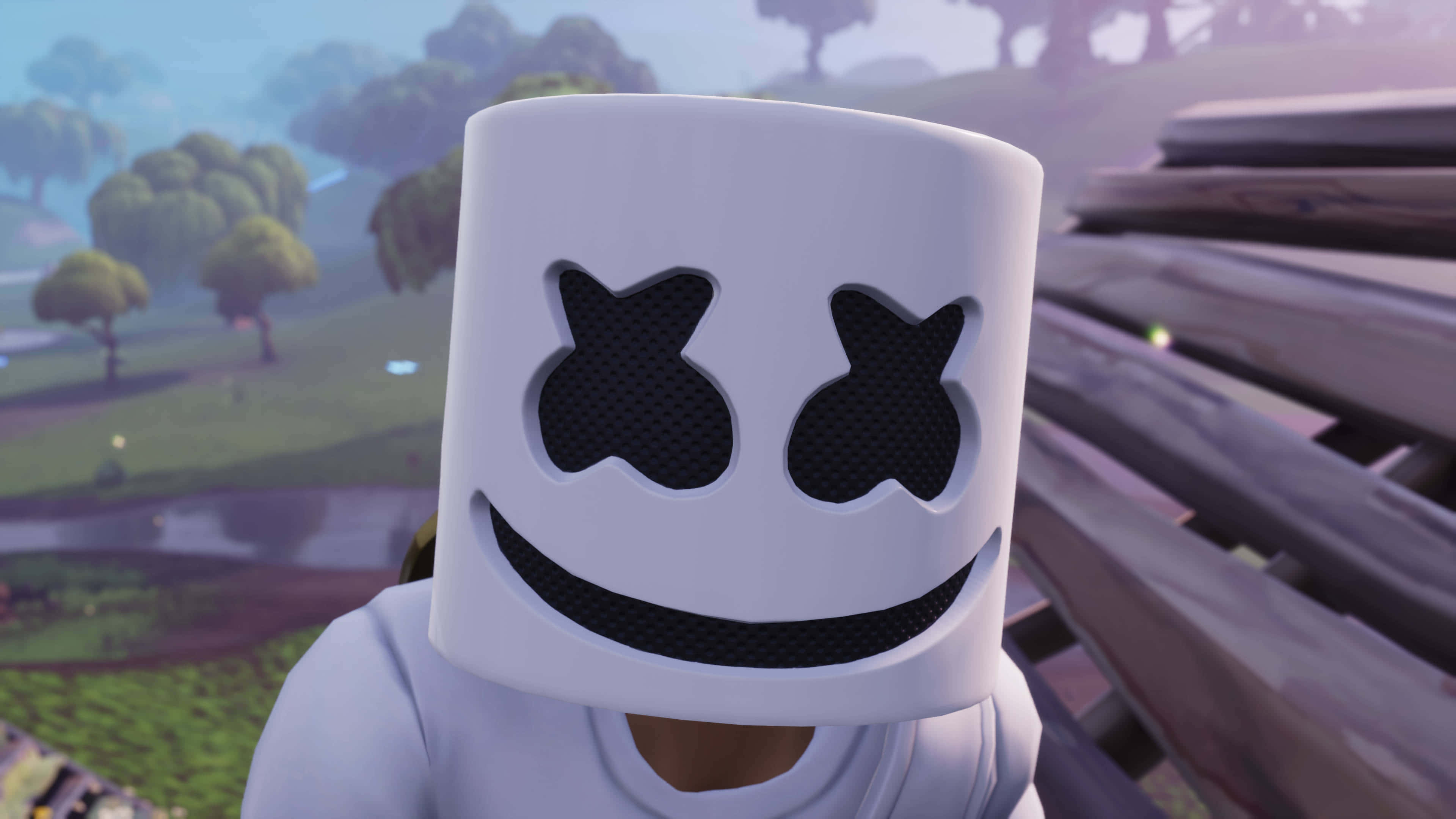 搞笑《Fortnite》Marshmello 角色圖 壁紙 — 一個角色戴著白色棉花糖頭盔，有黑色X眼睛和微笑，站在一座木橋上，俯瞰霧氣瀰漫的綠色景觀。