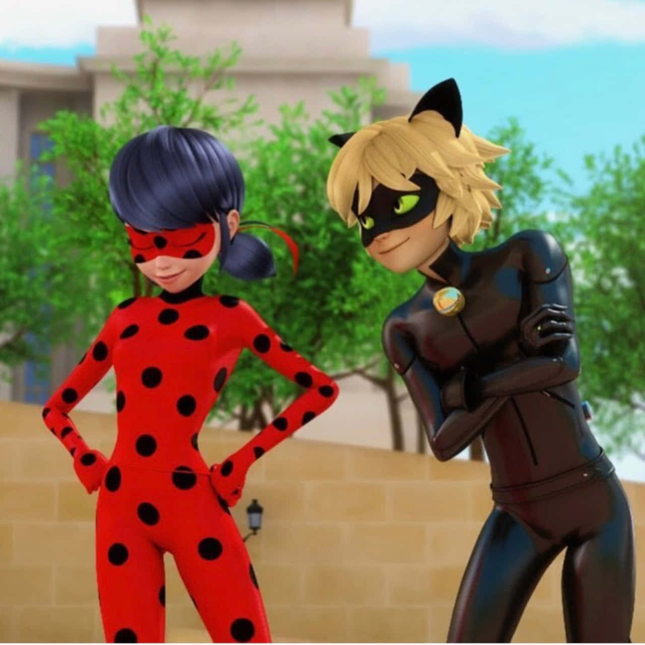 搞笑《Miraculous Ladybug》貓黑調皮互動圖 壁紙 — 兩位動畫超級女英雄穿著紅色圓點和黑色貓女裝，自信地站在戶外，身後有綠樹和建築物。