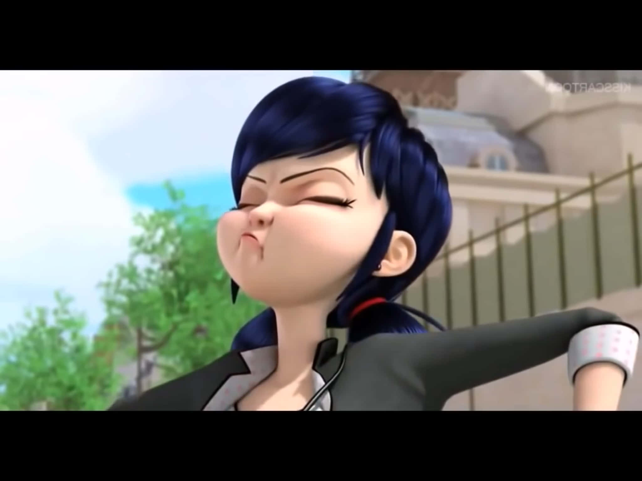 搞笑《Miraculous Ladybug》嘟嘴圖像 壁紙 — 一個深藍色頭髮的卡通女孩在明亮的戶外背景下嘟起嘴唇，閉上眼睛，做出俏皮的噘嘴表情。