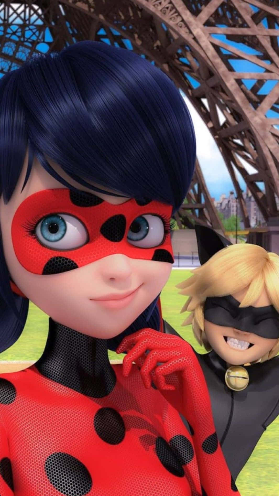 搞笑《Miraculous Ladybug》貓黑埃菲爾鐵塔下圖 壁紙 — 瓢蟲雷迪和黑貓諾兒在晴朗藍天下於艾菲爾鐵塔前微笑。