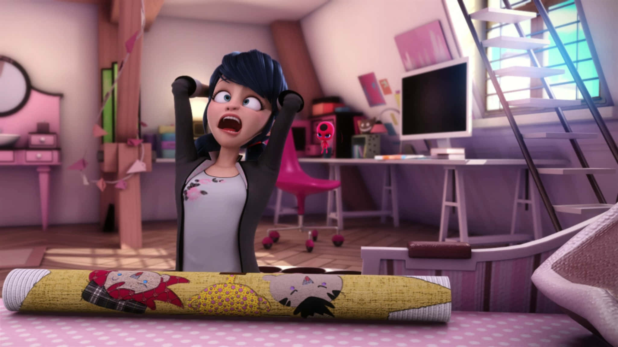 搞笑《Miraculous Ladybug》房間驚慌圖 壁紙 — 一個受驚的動畫女孩，深色頭髮，在粉紅色臥室裡拿著一卷印有卡通人物的牆紙尖叫。