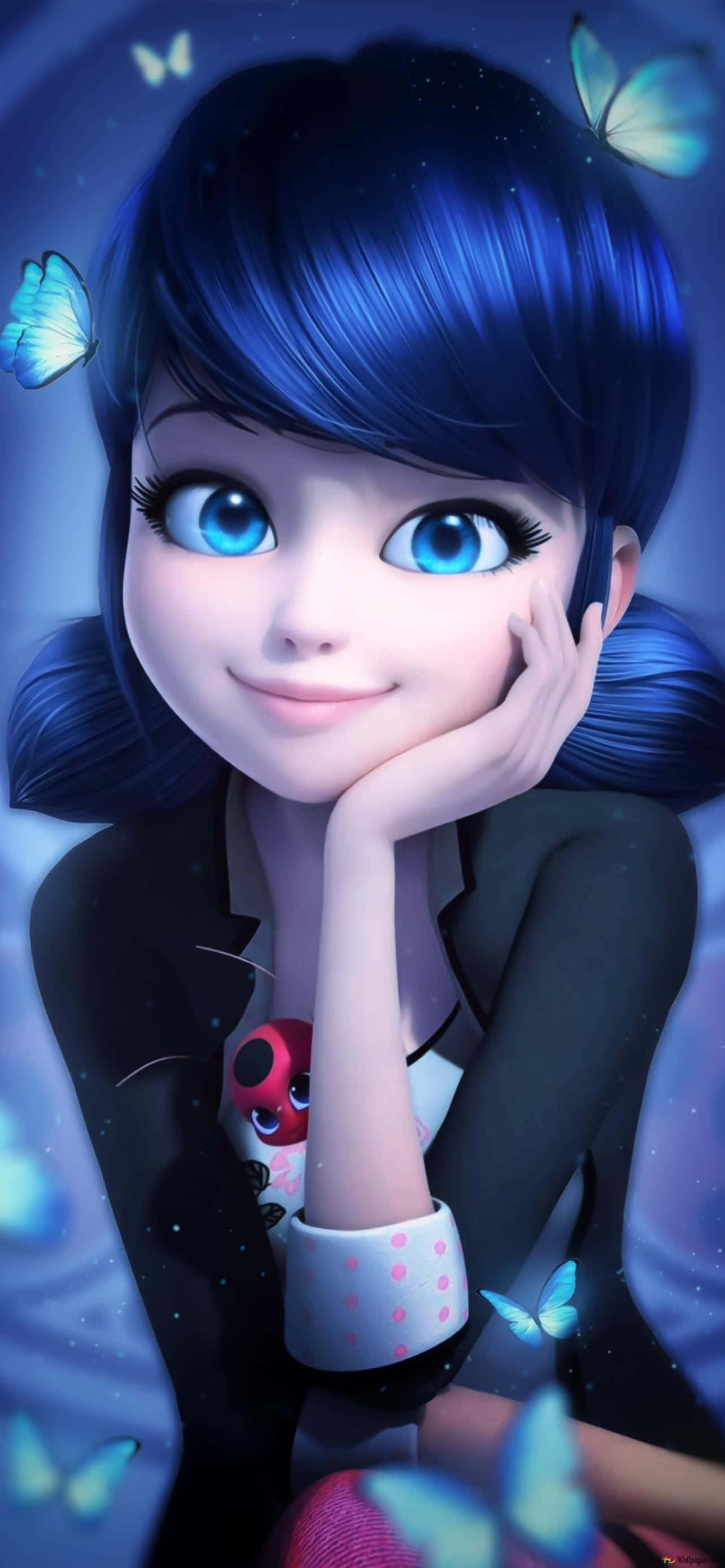 搞笑《Miraculous Ladybug》圖像 壁紙 — 一位開朗的藍髮動漫女孩，明亮的眼睛，手托下巴，周圍環繞著發光的蝴蝶，在夢幻的夜晚場景中。