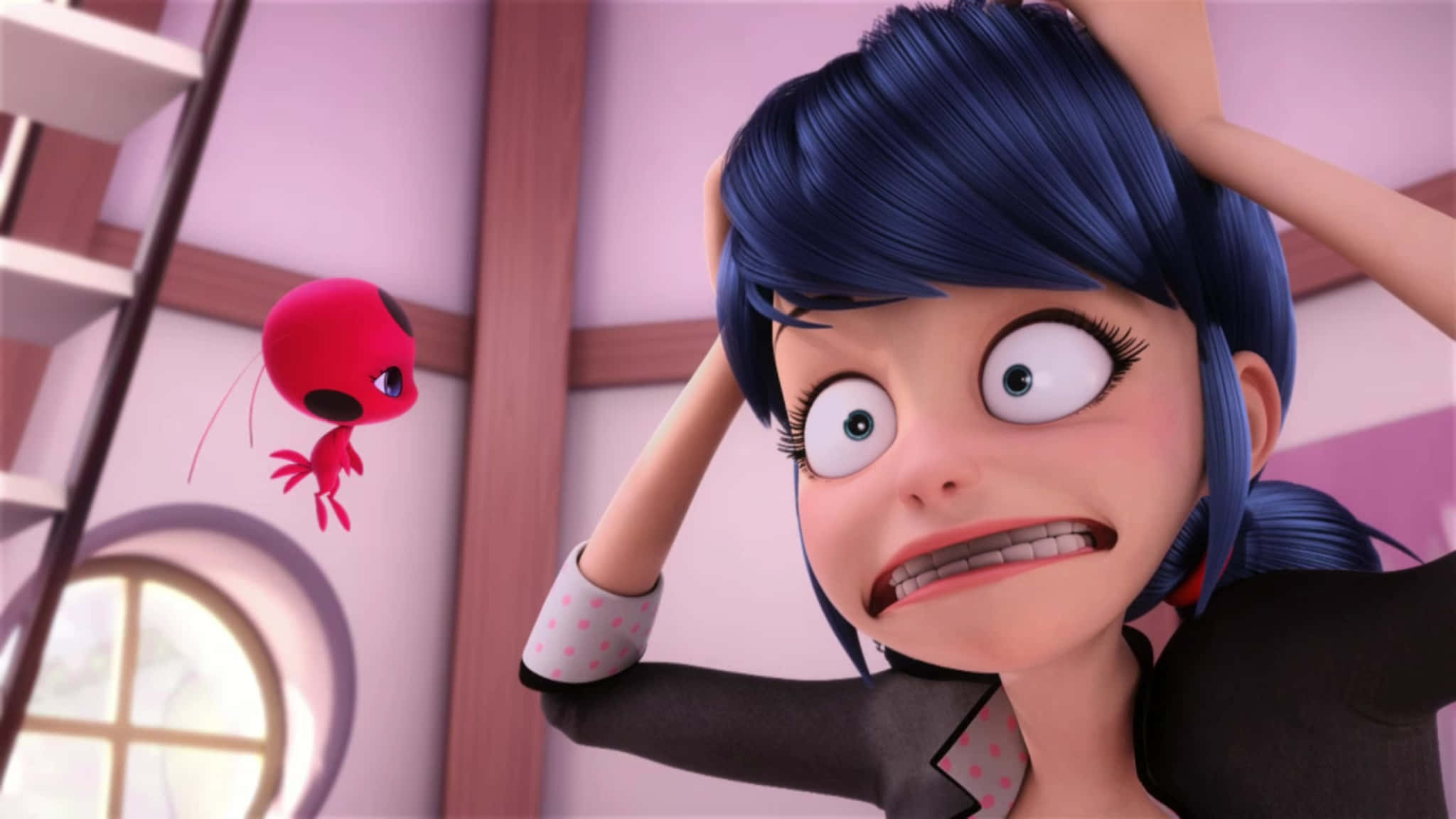 搞笑《Miraculous Ladybug》角色驚訝表情圖 壁紙 — 一個受驚的動畫藍髮女孩抱著頭，一隻細小的紅色瓢蟲狀生物在附近漂浮。