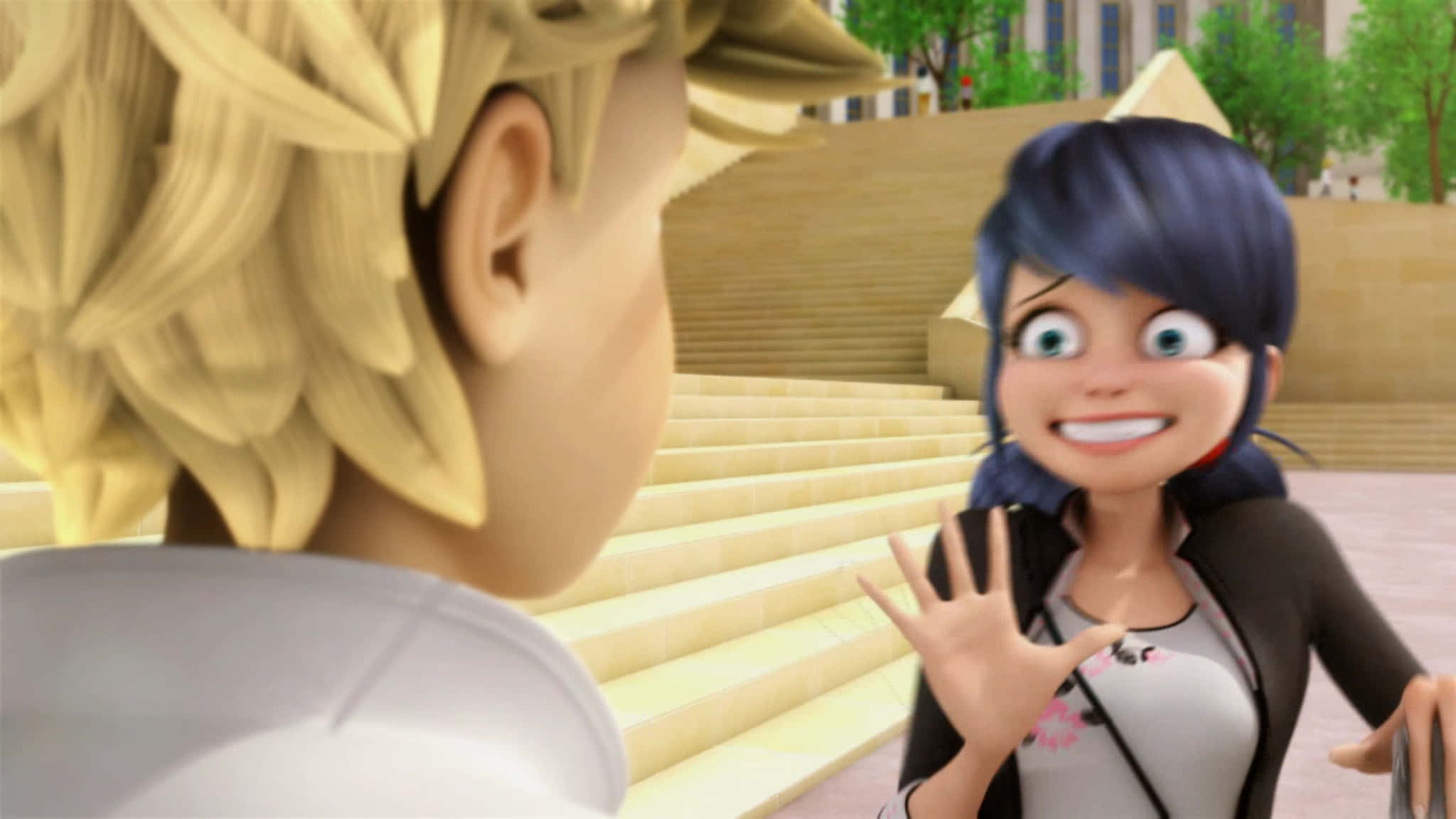搞笑《Miraculous Ladybug》貓黑驚慌表情圖 壁紙 — 一個開朗的藍髮動漫女孩在陽光明媚的城市階梯上興奮地向一個金髮男孩揮手。