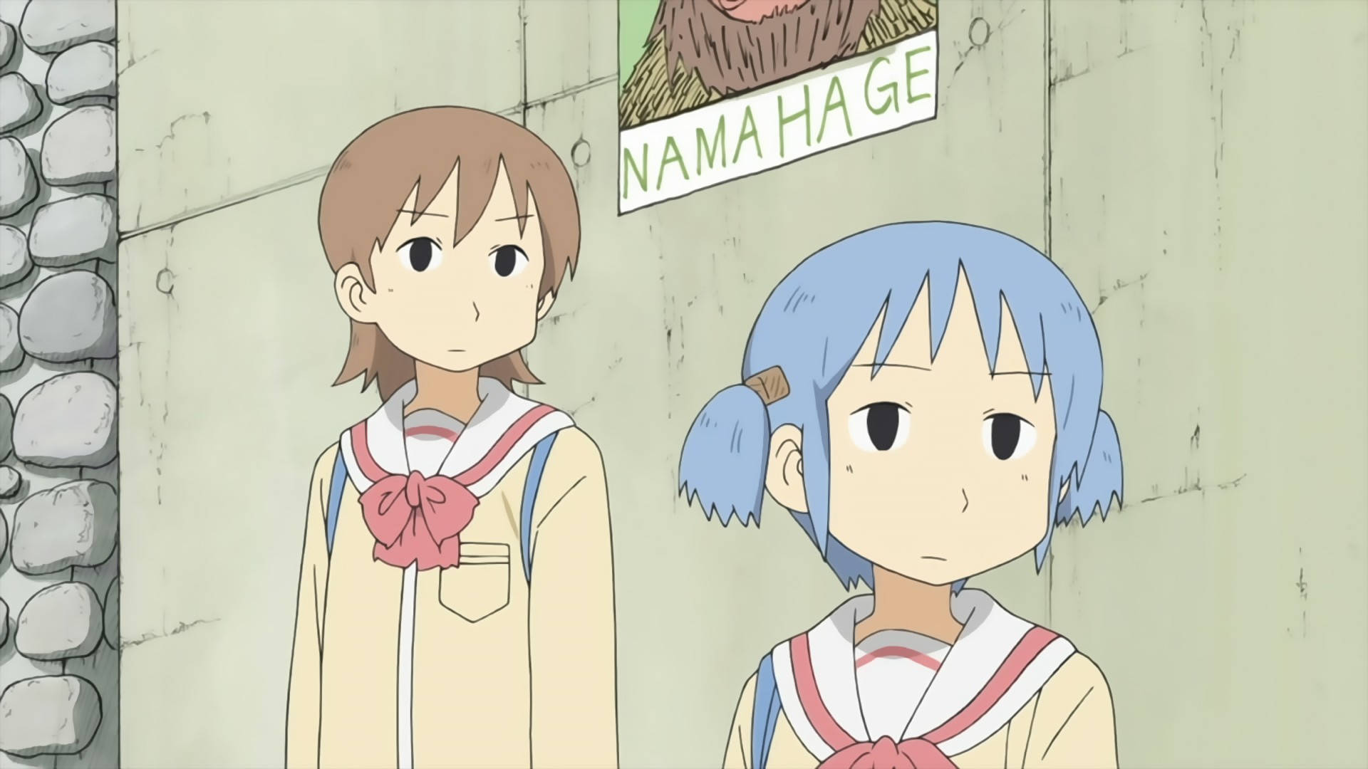 搞笑《日常》美緒與結城 壁紙 — 兩個穿著校服的動漫女孩站在石牆旁，上方有一個寫著nama hage的標誌。