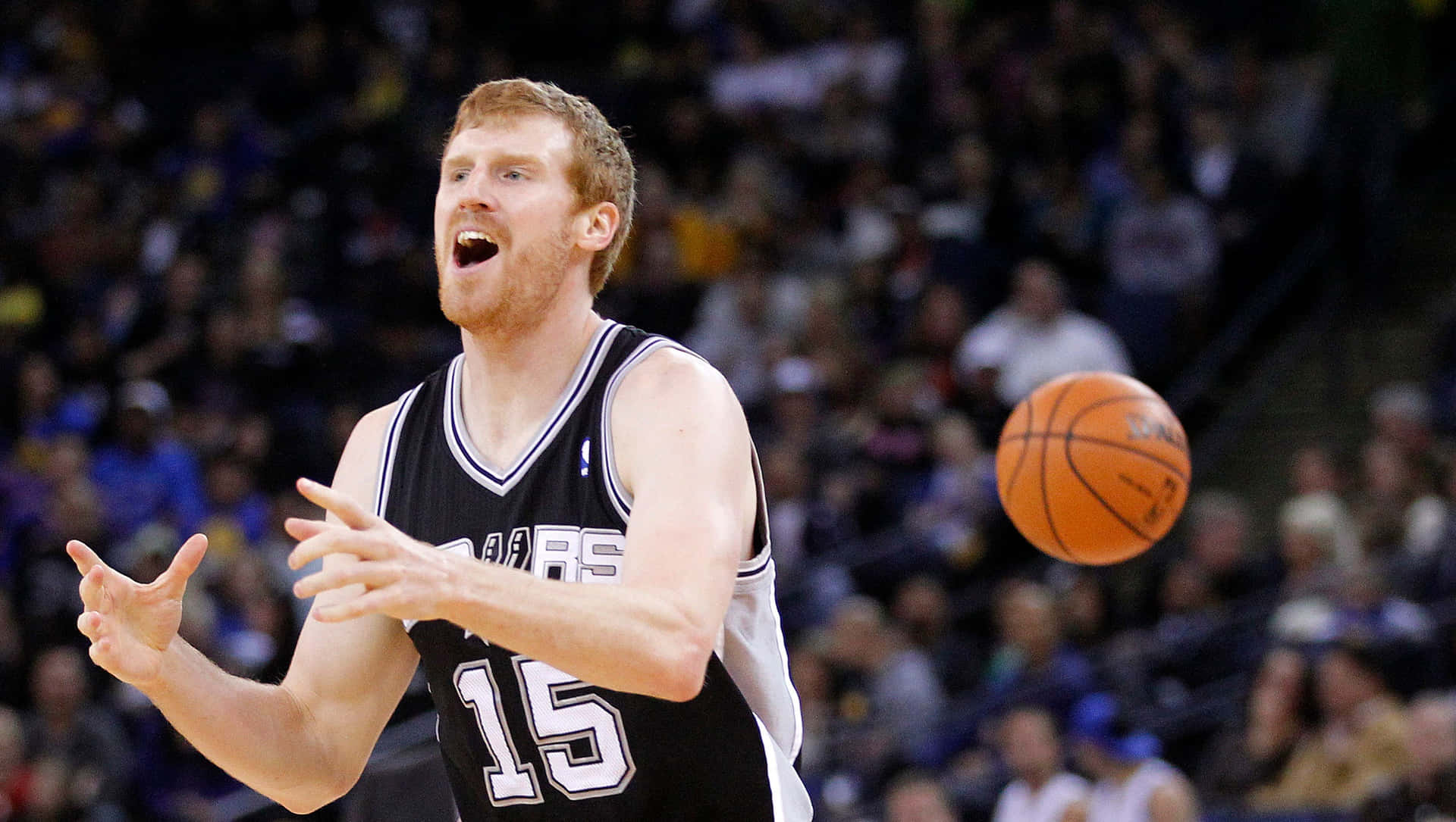 搞笑NBA比賽丟球瞬間 壁紙 — 一名身穿黑白球衣、背號15的籃球運動員正在動作中，張開嘴巴，一個橙色籃球在他面前飛過空中。