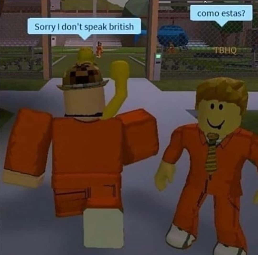 搞笑Roblox語言迷因圖 壁紙 — 兩個身穿橙色服裝的Roblox角色站在遊戲世界中，一個說sorry i don't speak british，另一個問como estas
