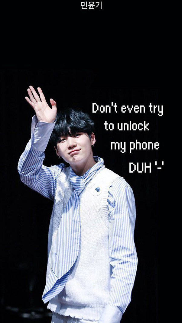 年輕男子揮手，文字疊加寫著「Don't even try to unlock my phone DUH」