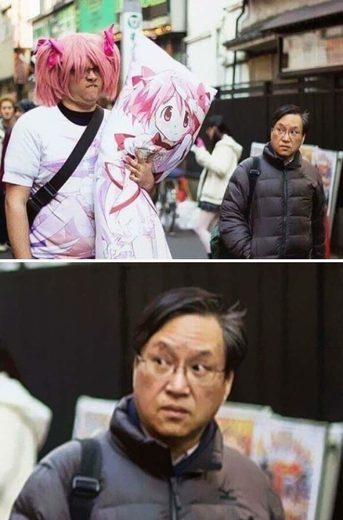 戴粉紅色假髮和動漫服裝的人，在繁忙街道上抱著大型角色抱枕。